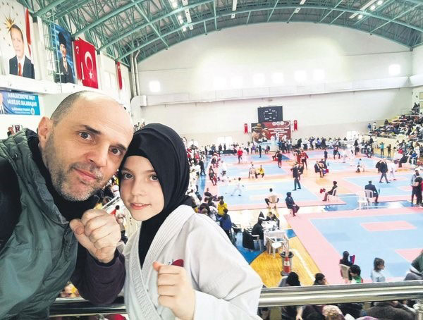 melike-yaren-arsu-denizlide-10-yasindaki-karateci-kizin-boynunu-acmadigi-gerekcesiyle-turkiye-karate-sampiyonasindan-men-edilmesine-tepkiler-suruyor-4.jpg