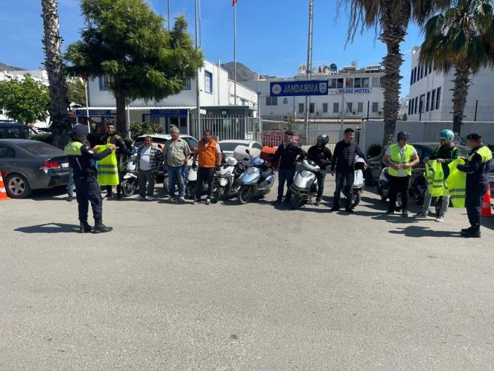Jandarma 150 Sürücüye Yelek Dağıttı