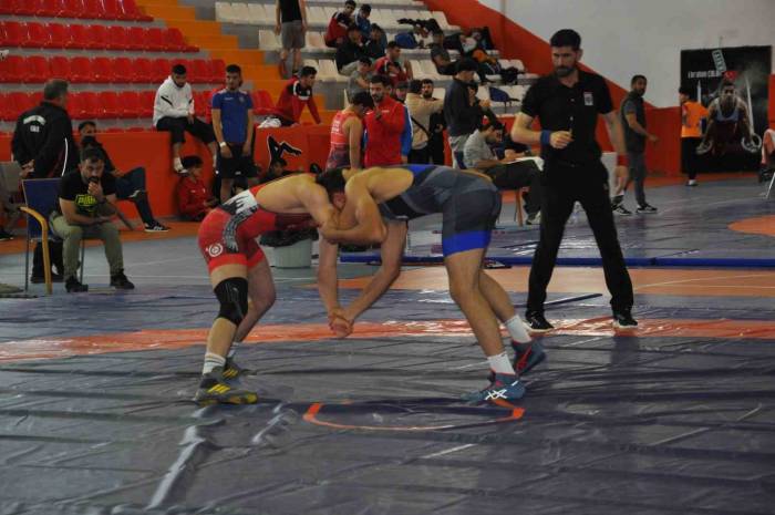 Kars’ta Güreşçiler Finaller İçin Mindere Çıktı