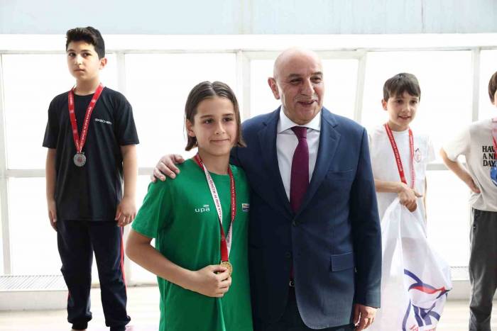 Genç Yüzücüler Madalyalarını Keçiören Belediye Başkanı Altınok’tan Aldı