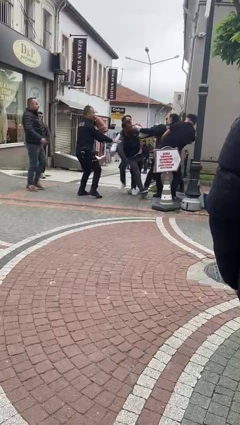 Polise Yumruk Atan Şahsı Linçten Yine Polis Kurtardı