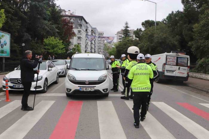 Trafik Polislerinden Sürücülere ’yaya Geçidi’ Uyarısı: "öncelik Hayatın, Öncelik Yayanın"