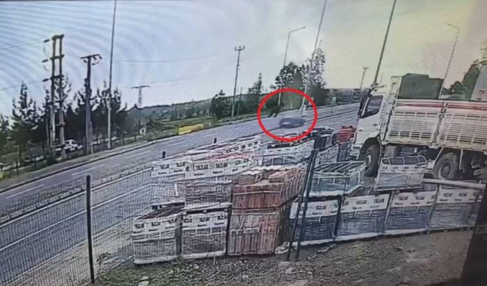 Otomobilin Çarptığı Yaya Havada Takla Attı