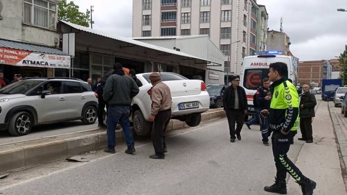 Otomobil İle Minibüs Çarpıştı: 1 Yaralı