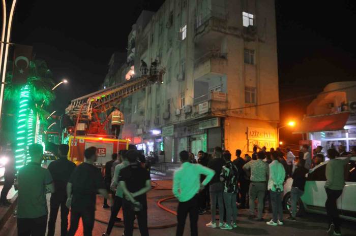 Cizre’de Evde Çıkan Yangına Bahçe Hortumuyla Müdahale Edildi