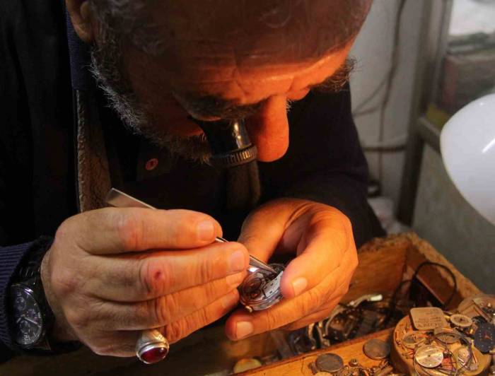 49 Yıldır Zamana Ayar Verip Teknolojiye Direniyor