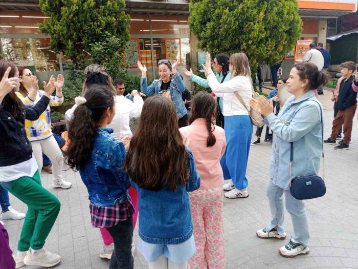 Sokak Müzisyenleri Çaldı, Onlar Oynadı