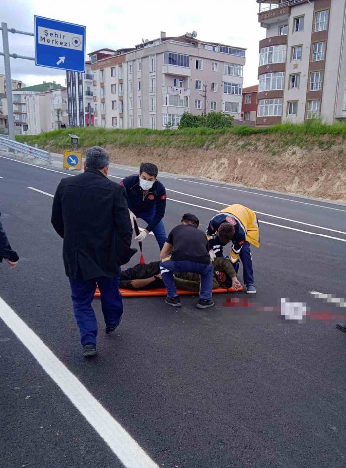 Otoyolun Karşısına Geçmeye Çalışan Yayaya Otomobil Çarptı: 1 Ağır Yaralı