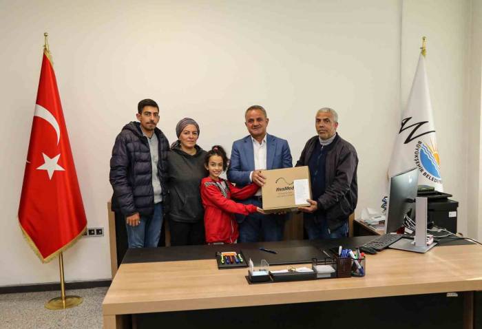 Depremzedeye Uyku Apnesi Ve Solunum Cihazı Hediye Edildi