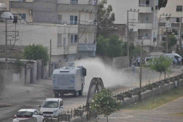 Yeşil Sol Parti Mitingi Sonrası Polise Taşlı Saldırı