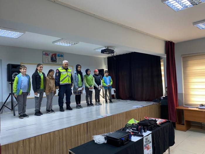 Jandarma Timleri Okullarda Eğitim Verdi