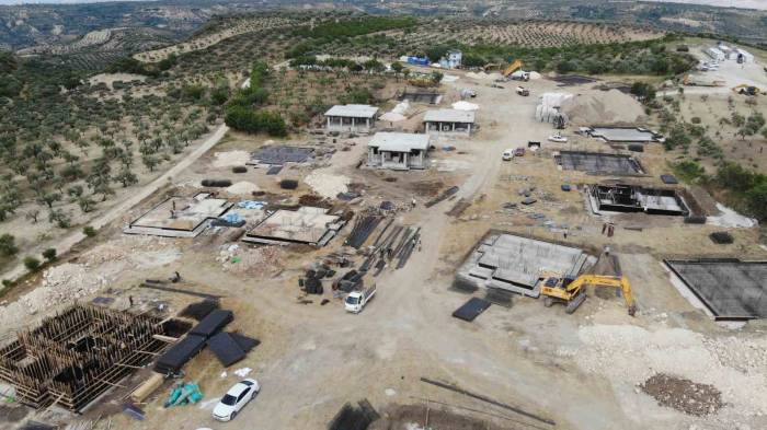 Depremin En Büyük Yıkımı Yaptığı Hatay’da, Köy Evleri De Yükseliyor