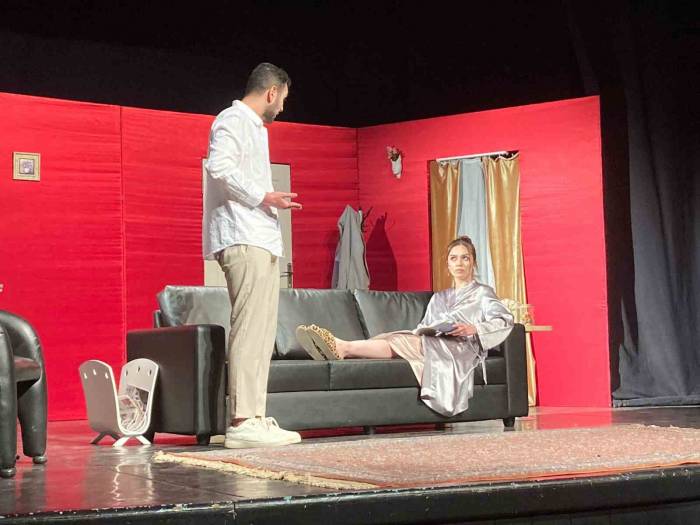 Üniversite Öğrencileri “ya Şundadır Ya Bunda” Oyunu İle Ankaralı Seyircilerin Karşısına Çıktı