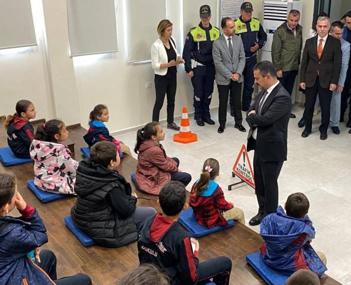Çanakkale’de Depremzede Çocuklar Trafik Kuralları Konusunda Bilgilendirildi