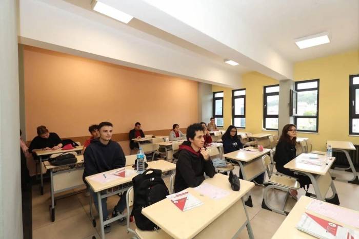 Öğrenciler Deneme Sınavında Ter Döktü