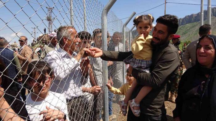 30 Yıl Aradan Sonra Gelen Sevinç: Akrabalarını Görmek İçin Kapıya Akın Ettiler