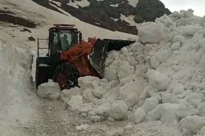 Mayıs Ayında 5 Metreyi Bulan Karda Yol Açma Çalışması