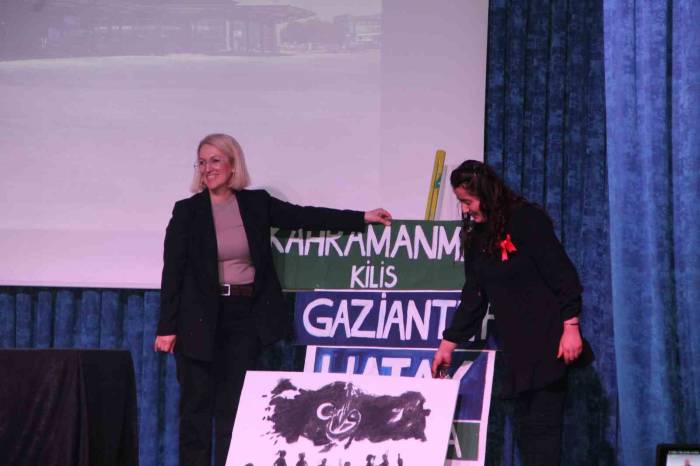 Kendi Günlerini Yaptıkları Renkli Gösterilerle Kutladılar