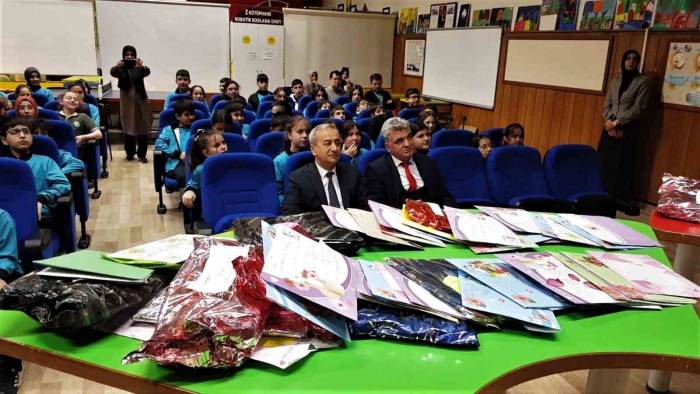 Depremzede Öğrenciler Mektup Arkadaşlarını Unutmadı