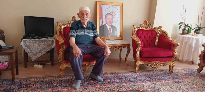 Mitinge Gitmek İçin Merdivenleri Yürüyerek Çıkan Hüseyin Dede, "cumhurbaşkanımız Arayınca Çok Sevindim”