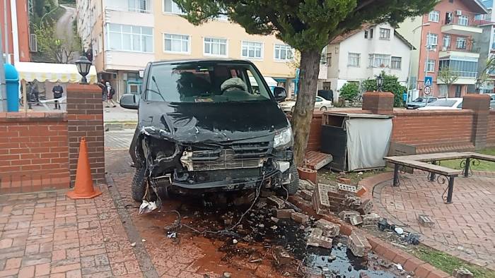 Freni Boşalan Minibüs Ticari Taksiye Çarptı:2 Yaralı