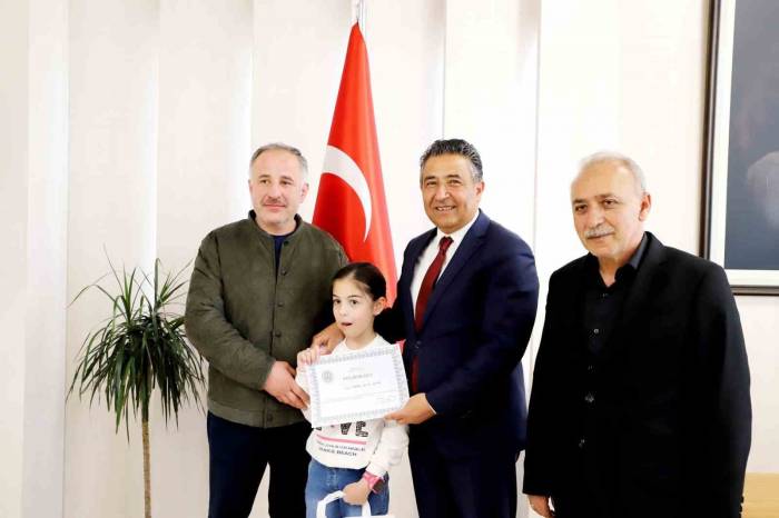 Minik Eller Tasarlıyor Projesinde Dereceye Giren Öğrenciler Ödüllendirildi