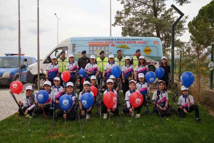 Minik Okçular Trafik Canavarını Hedef Aldı