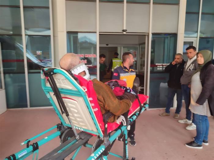 Traktör Devrildi, Yaşlı Çift Ölümden Döndü