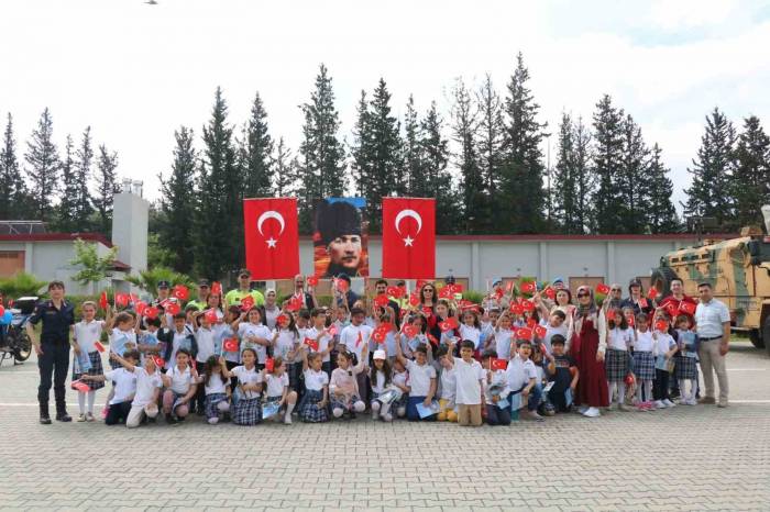 Osmaniye’de ’trafik Haftası Ve Jandarmayı Sevdirme’ Etkinliği