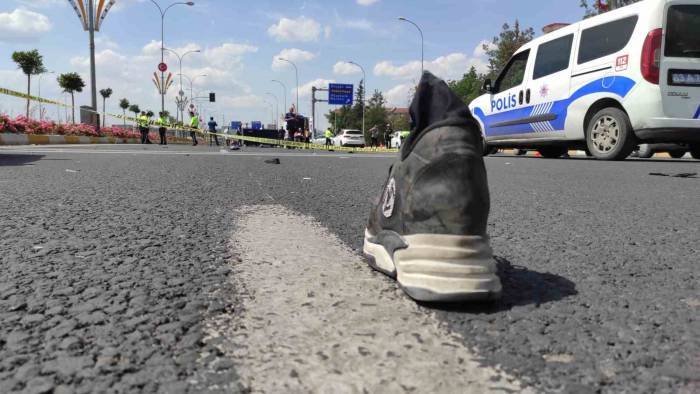 Otomobilin Çarptığı Anne Ve Oğlu 50 Metre İleriye Fırladı