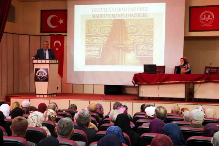 Sivas’ta Hacı Adaylarına Eğitim Semineri