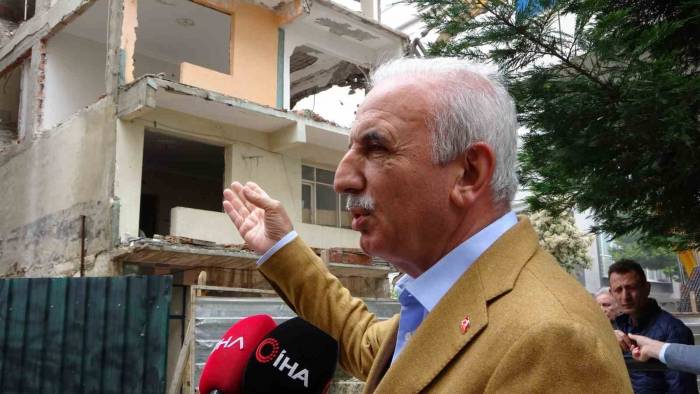 Deprem Sonrası Ümraniye’de İlk Kentsel Dönüşüm Yıkımı Başladı