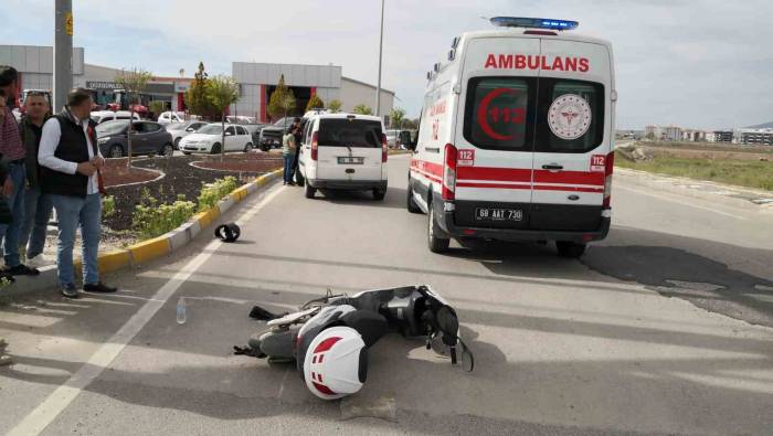 Hafif Ticari Araç Elektrikli Motosiklete Çarptı: 1 Yaralı