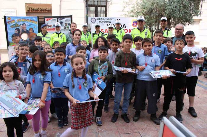 Aydın’da Jandarma Ve Trafik Ekipleri, Vatandaşları Bilgilendirdi