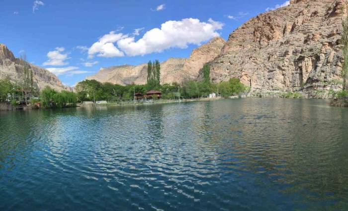 Adeta Cennetten Bir Köşe Uzundere Yedigöller Ziyaretçilerini Bekliyor