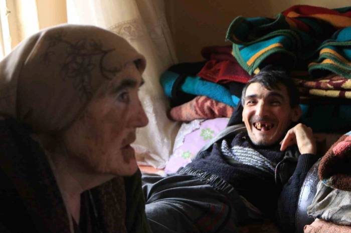 43 Yaşındaki Bedensel Ve Zihinsel Engelli Oğluna Bebek Gibi Bakıyor
