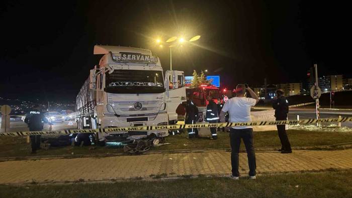 Tırın Altında Kalan Motosiklet Sürücüsü Hayatını Kaybetti