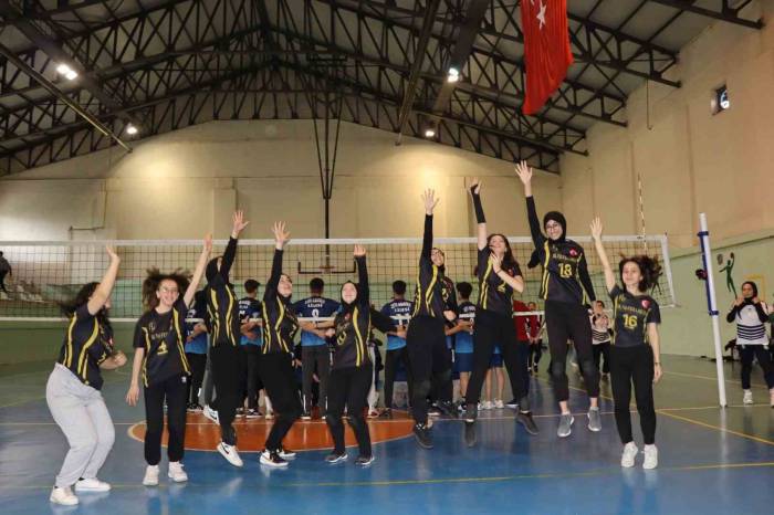 Oltu’da Voleybol Rüzgarı Esti