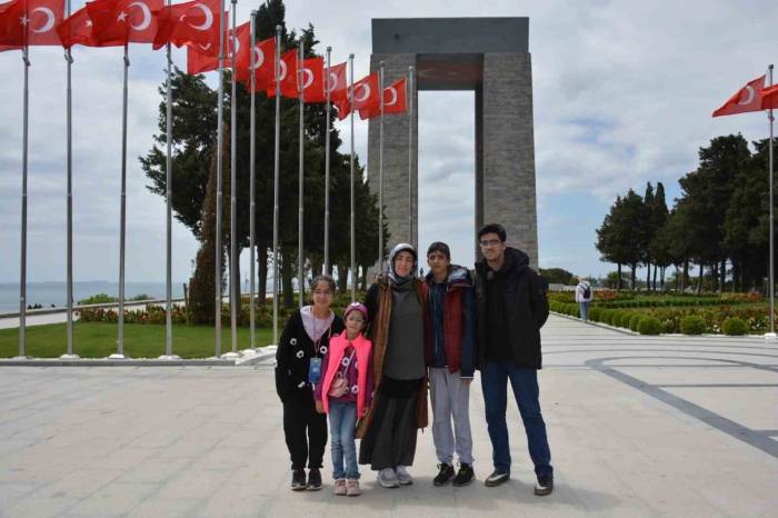 Depremzede Vatandaşlar Şehitlikleri Ziyaret Etti