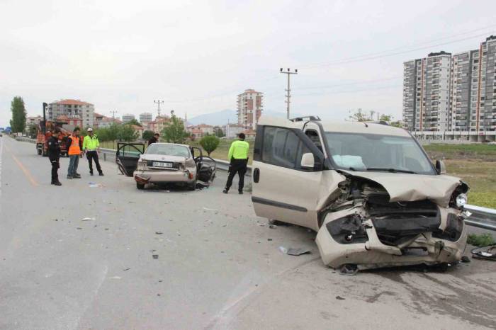 Karaman’da Otomobil İle Hafif Ticari Araç Çarpıştı: 7 Yaralı