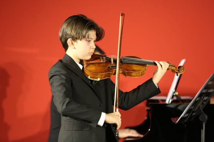 Nilüfer’de Kemanın Genç Yeteneği Dinleyenleri Büyüledi