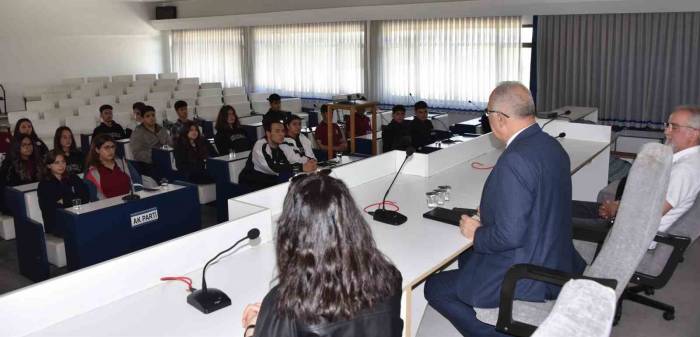 Salihli’de Öğrencilere “yerel Yönetimler” Dersi