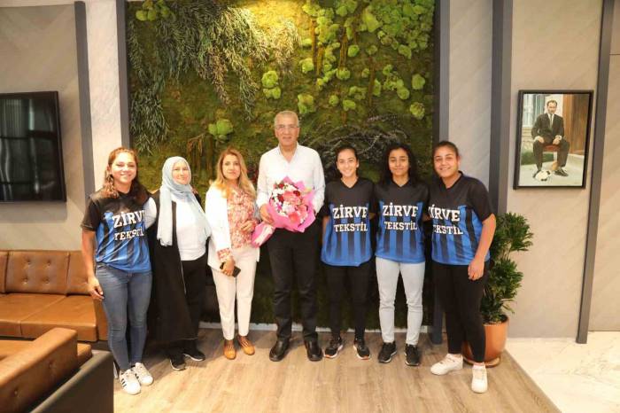 Kadın Sporcular Başarılarını Başkan Tarhan İle Paylaştı