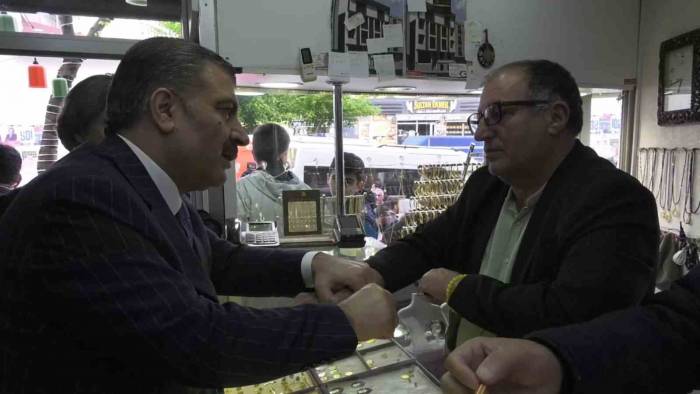 Sağlık Bakanı Fahrettin Koca, Sultangazi’de Vatandaşlar Buluşup Sohbet Etti