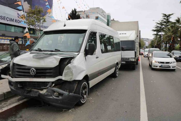 Freni Boşalan Kamyon Işıkta Bekleyen 5 Araca Çarptı: 1 Yaralı