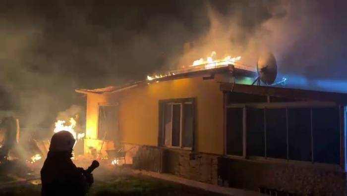 Alevlerin Geceyi Aydınlattığı Yangında Müstakil Ev Kullanılamaz Hale Geldi