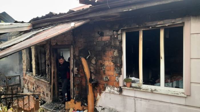 Evde Başlayan Yangın Kapıdaki Aracı Eritti