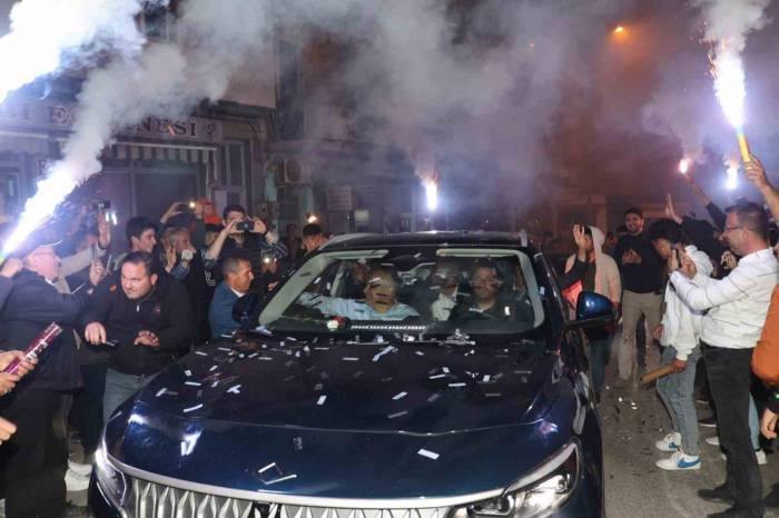 Koçarlı Togg’u Meşale Ve Konfetiler İle Karşıladı