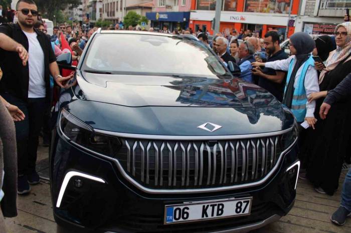 Aydınlılar Togg’u Görüntülemek İçin Birbirleriyle Yarıştı: "türk Mühendisleri Yapmış, Sevinmeyelim De Ne Yapalım"