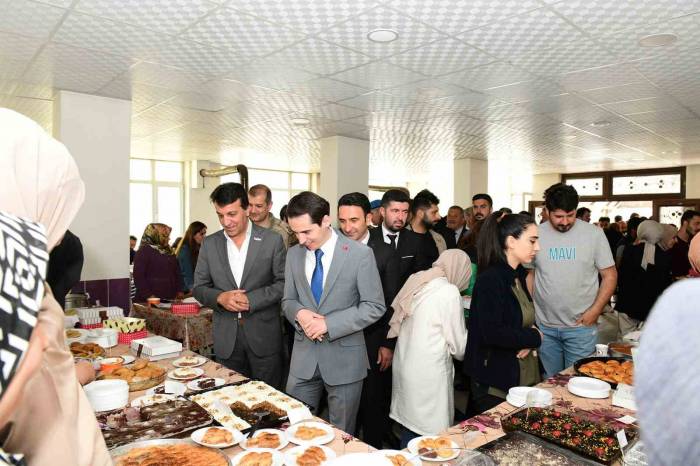 Çatak’ta Depremzedeler Yararına Hayır Çarşısı Kuruldu